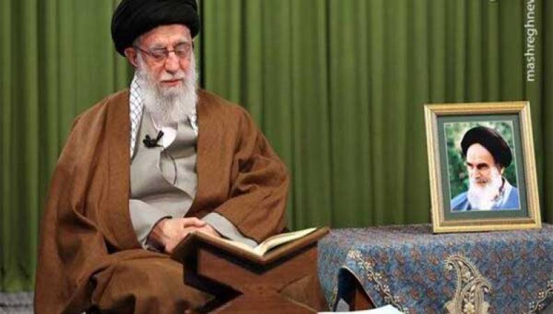 لحظات دلنشین زمزمه آیات قرآن رهبر انقلاب با قاری