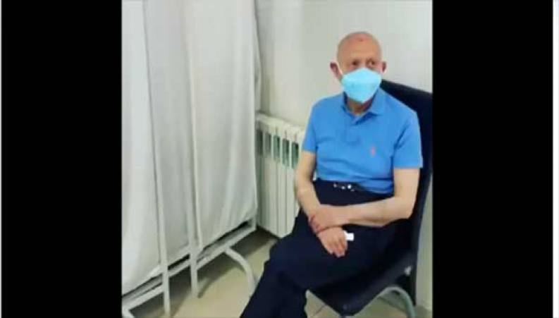 لحظه تزریق واکس کرونا به دکتر الهی قمشه ای