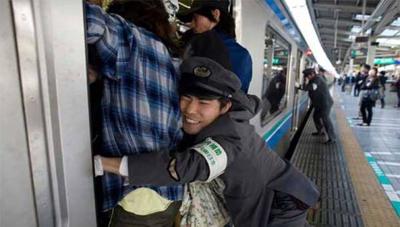شغل عجیب و خنده دار در ژاپن؛ جا دادن مسافران مترو! 