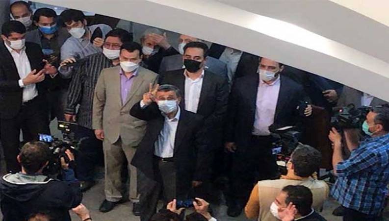 لحظه عجیب بالا رفتن احمدی‌نژاد از نرده‌های‌ وزارت کشور