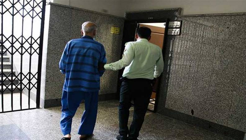  نخستین ویدیو از پدر و مادر بابک خرمدین در جلسه بازپرسی