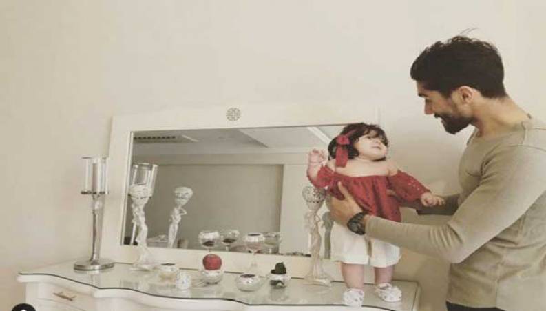  شیرین زبانی دختر گلر استقلال وقتی پدرش را در تلویزیون می‌بیند