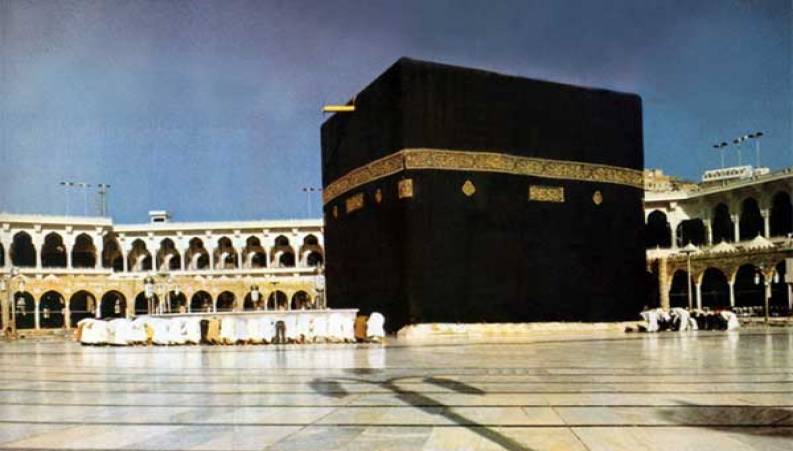 اتفاقی جالب که حین نماز یک شهروند نزدیک کعبه رخ داد