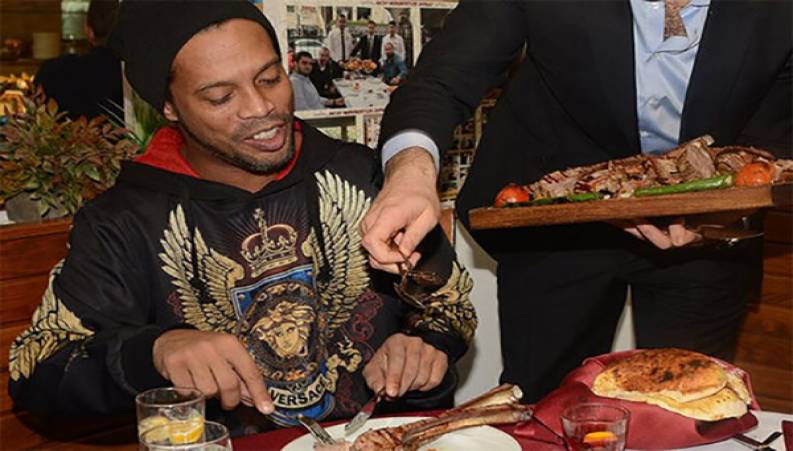 پذیرایی فوق‌العاده سرآشپز معروف ترک از رونالدینیو