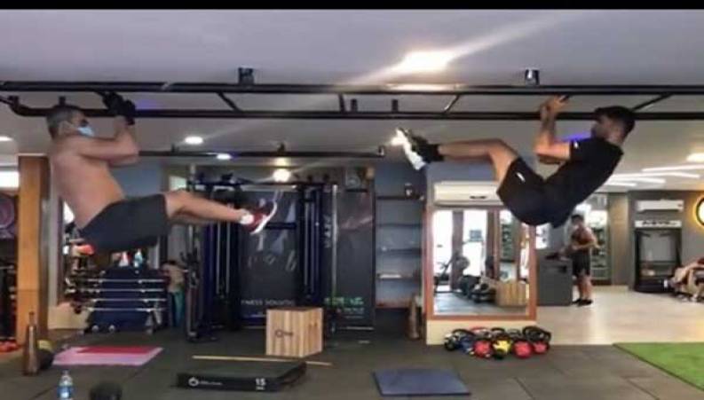 تمرین سخت احمدرضا عابدزاده و پسرش در باشگاه بدنسازی