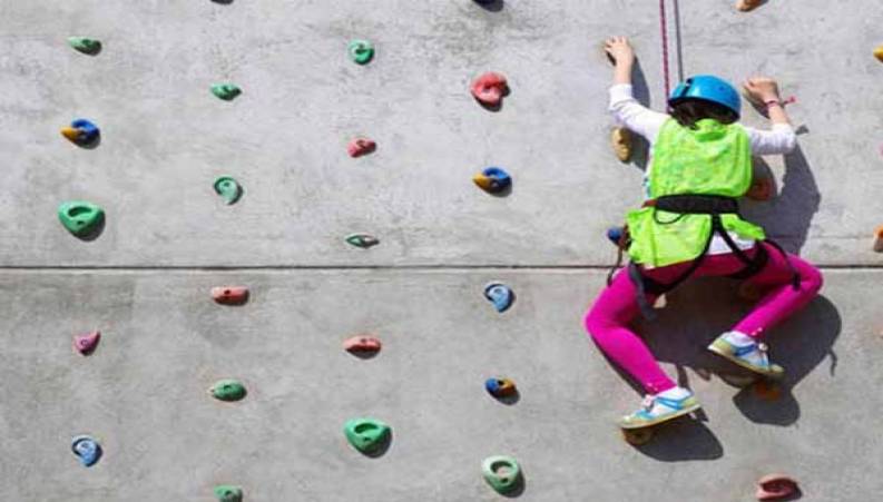 سرعت عجیب دختر ۸ ساله در بالارفتن از دیوار