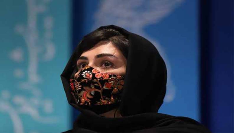 واکنش باران کوثری به اصرار عکاسان برای برداشتن ماسکش