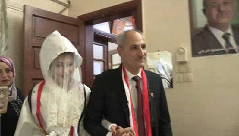 حضور یک داماد با موی سفید و عروس جوان در انتخابات سوریه