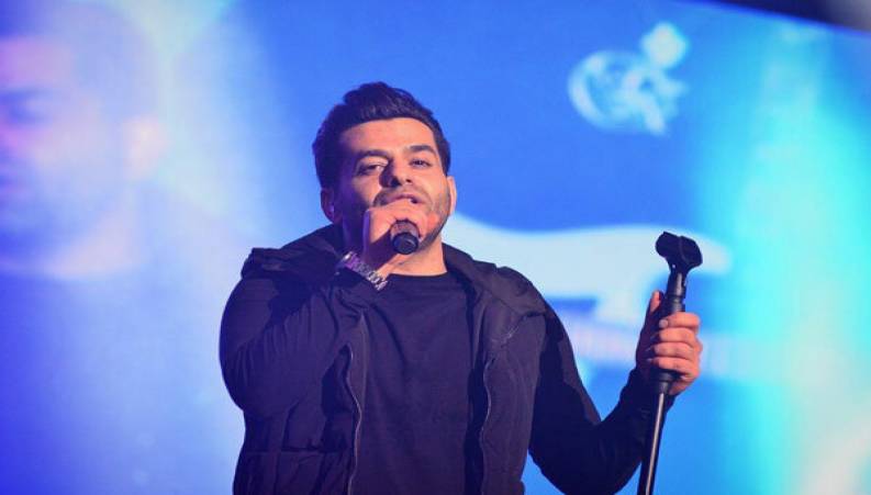 همخوانی رضا بهرام با آهنگ خودش هوای دل در حین رانندگی