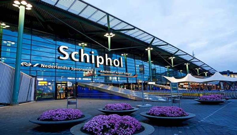 سیلی پلیس به صورت خواننده رپ معروف در فرودگاه 