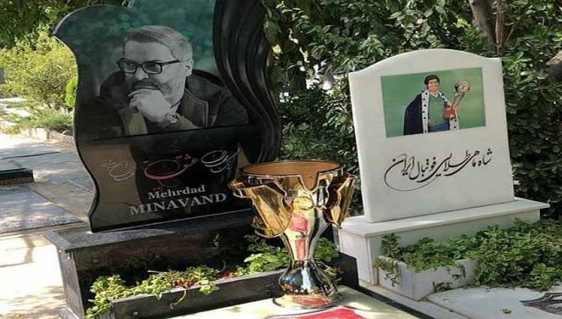 پرسپولیسی‌ها همراه جام قهرمانی بر مزار درگذشتگان از میناوند تا حجازی