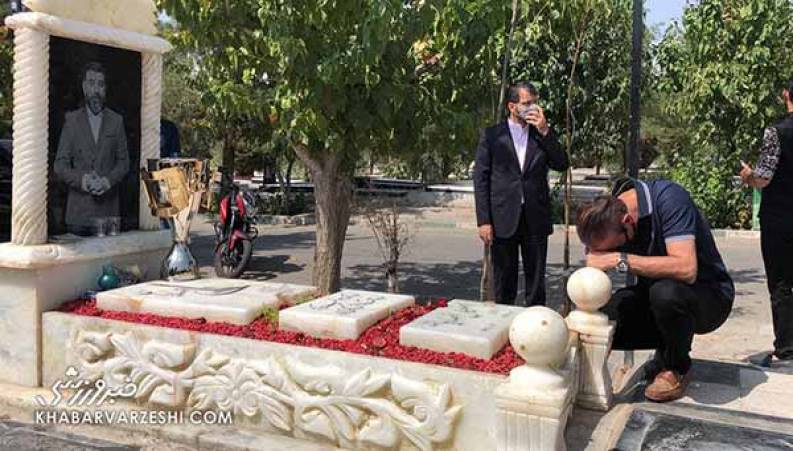 جام قهرمانی پرسپولیس بر سر مزار زنده یاد علی انصاریان