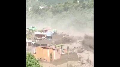 ویدئوی وحشتناک از گیرافتادن یک خانواده در میان سیل عظیم نپال
