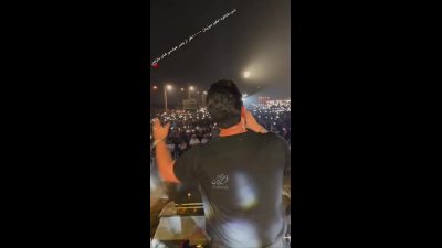 لحظاتی از کنسرت ۱۰هزار نفره‌ی فرزاد فرزین در بندرعباس