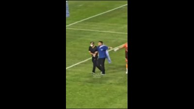 سجده جیمی جامپ در وسط بازی؛ هوادار استقلال با پرچم مقابل حسین حسینی سجده کرد!