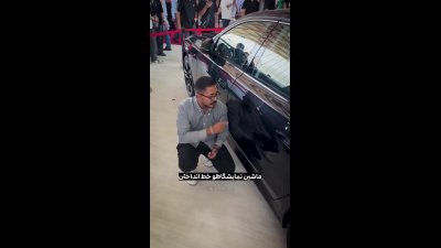 خشم مردم در نمایشگاه تهران؛ تخریب خودروهای میلیاردی با دست خودشان