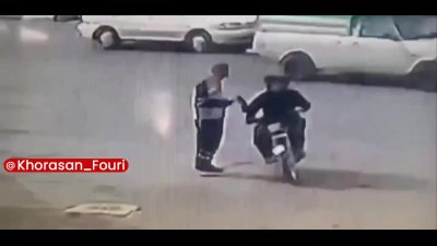لحظه تلخ سرقت موبایل یک پاکبان در مشهد + فیلم
