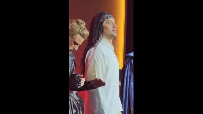 تشویق بازیگران و عوامل کنسرت‌نمایش «سیاوش»؛ اجرای علی زندوکیلی و حضور بهرام رادان