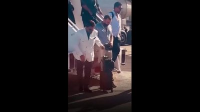 ویدئویی از بوسه بیژن مرتضوی برخاک ایران در بدو ورود به کشور، که در فضای مجازی پربازدید شده.