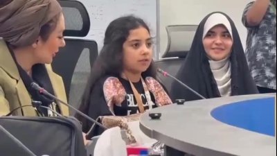 واکنش‌های متفاوت یکتا ناصر و منوچهر هادی به حرف‌های بامزه سوفیا در نشست خبری فیلم | خجالت…