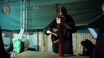 سرعت باورنکردنی دختر جانفدا در باز و بسته کردن کلاشنیکف در 21 ثانیه | سرعت کار با کلاشنیکف…