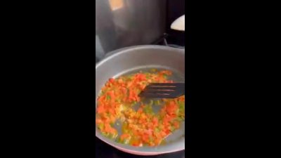صبحانه متفاوت و جذاب با فلفل دلمه‌ای، گوجه و سوسیس؛ دستور پخت سریع و خوشمزه | صبحونه…