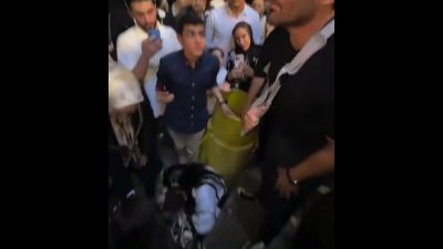 یک دختر بعد از دیدن گلزار از حال میره و گلزار براش درخواست آمبولانس میکنه!