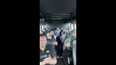جشن متفاوت قهرمانی کشتی ایران در آمریکا: تک‌دست با آهنگ مازنی در اتوبوس | تک‌دست…