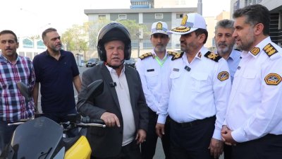 هدیه عجیب پلیس به علی پروین در ۸۰ سالگی؛ کلاه ایمنی، کلاه زندگی