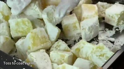طرز تهیه سیب‌زمینی با کره سیر طلایی در ماهیتابه؛ بدون نیاز به فر