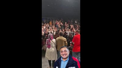 لحظه‌ی دیدار خسرو احمدی با تماشاگران پس از عمل جراحی مغز