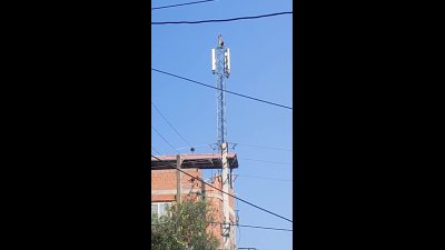 امروز یه جوان ایرانی با باند رفت رو دکل مخابرات و خیلی منطقی شروع به حرکات موزون کرد!