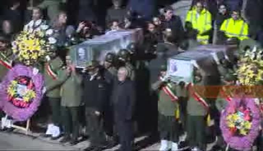 لحظه ورود پیکر شهید سپهبد حاج قاسم سلیمانی به فرودگاه کرمان