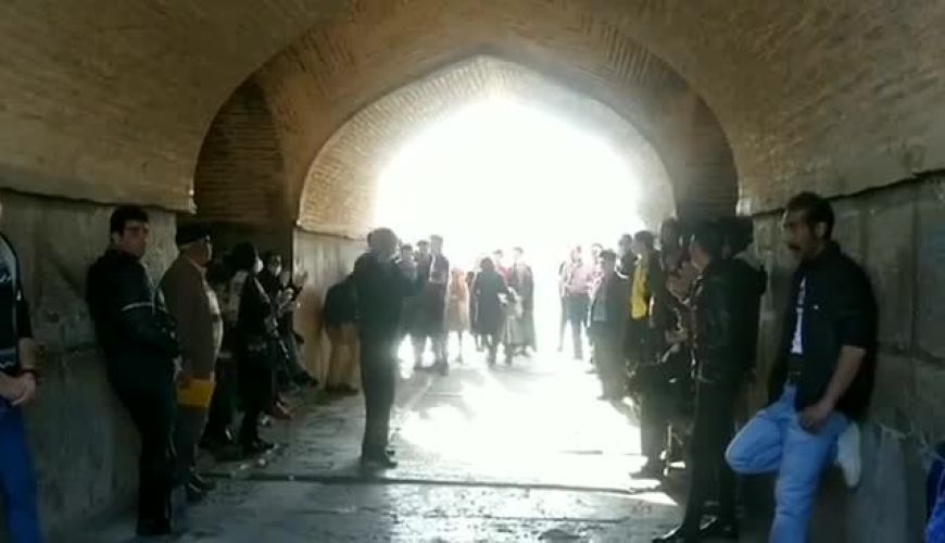 جشن کرونایی زیر پل خواجوی اصفهان!
