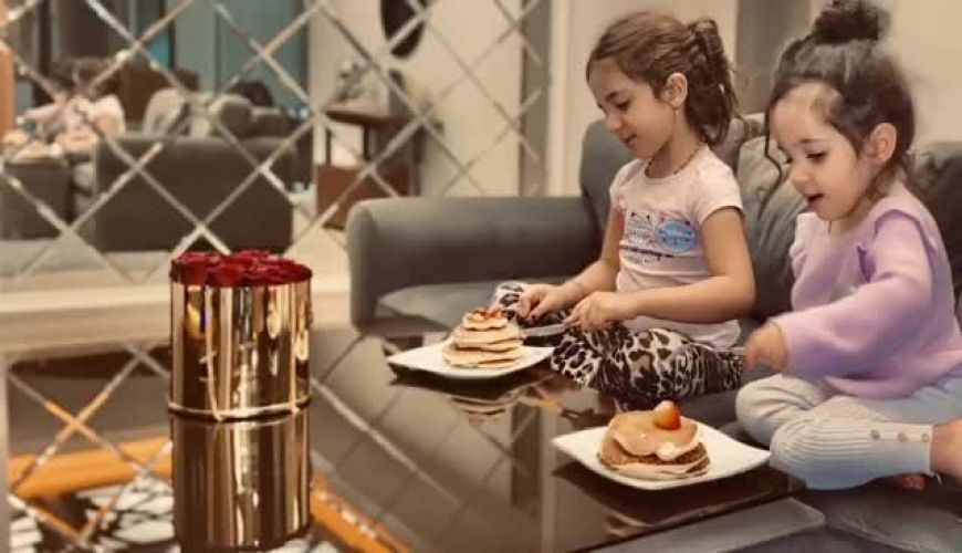 سرگرمی دخترهای رضا صادقی خواننده‌ی معروف در خانه!