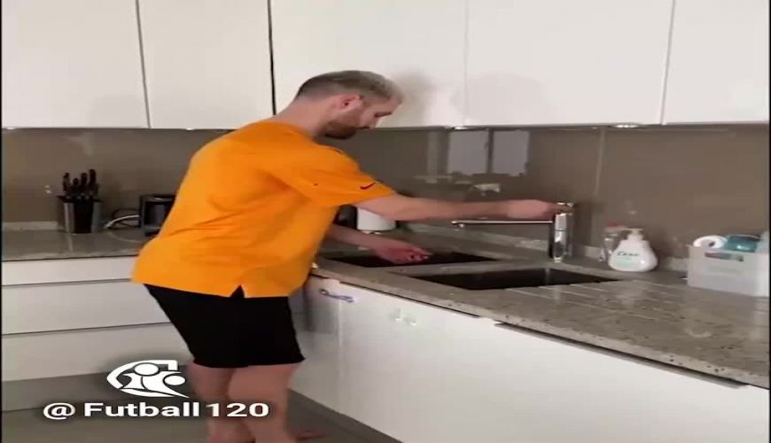 چالش شستن دست‌ها در خانه برای کشتن کرونا به سبک ستاره فوتبال جهان!