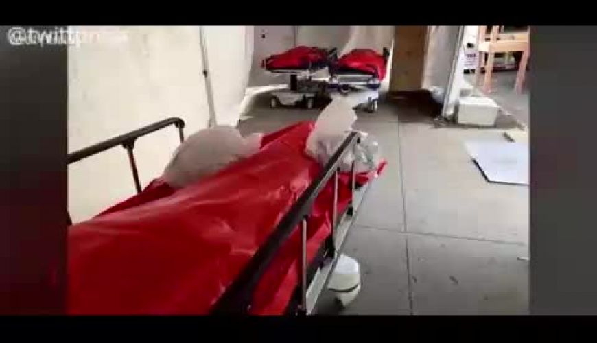 اجساد کرونایی‌ در صف قبرستان در راهروهای بیمارستانی در نیویورک