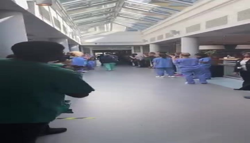 بوریس جانسون | لحظه خروج  از ICU و واکنش کادر درمانی