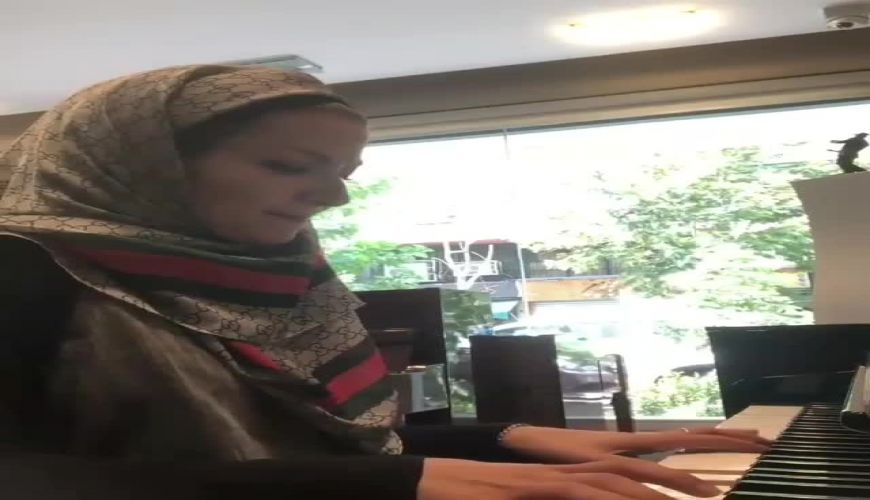 پیانو زدن خاله شادونه در ایام قرنطینه خانگی
