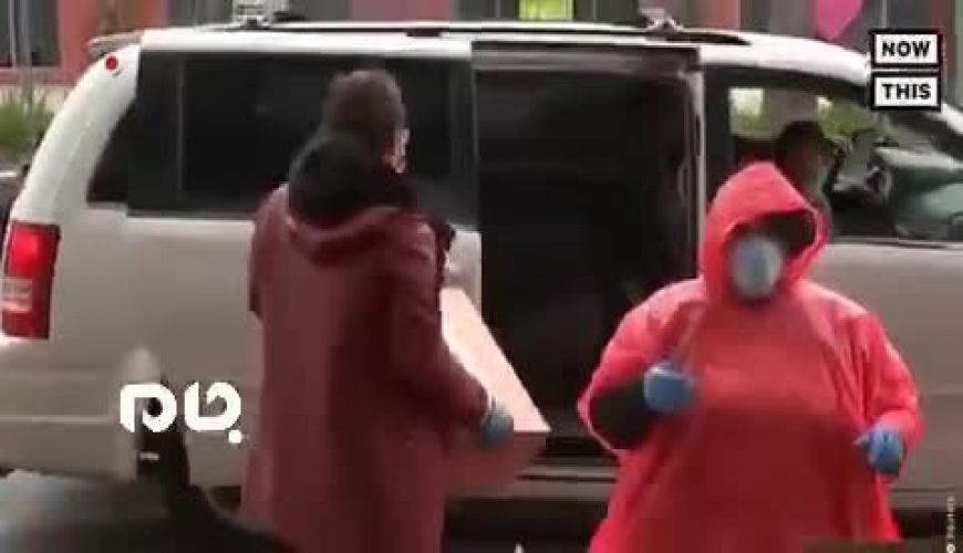 صف لس‌آنجلسی ها برای دریافت خوراکی رایگان