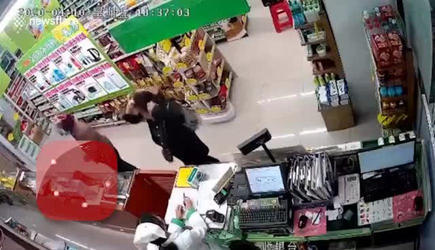 کتک کاری یک زن با مسئول داروخانه بر سر گرفتن دارو