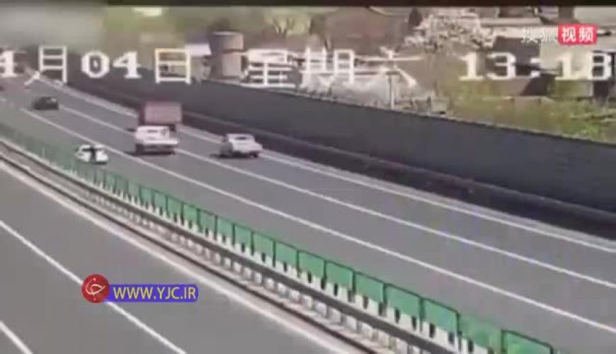 فرود معجزه آسای هواپیما در بزرگراه پر از ماشین! 