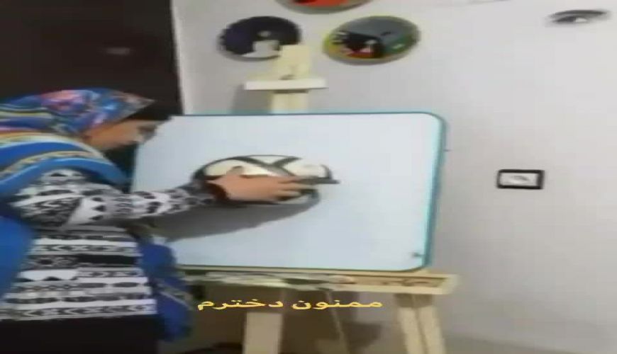 کشیدن تصویر چهره علی دایی با توپ توسط دختر هنرمند