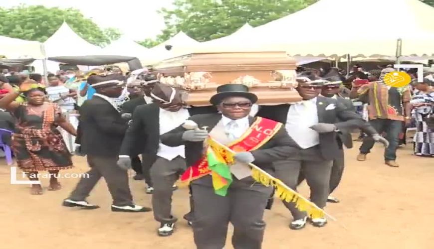 ماجرای رقص زنان و مردان زیر تابوت مردگان چیست