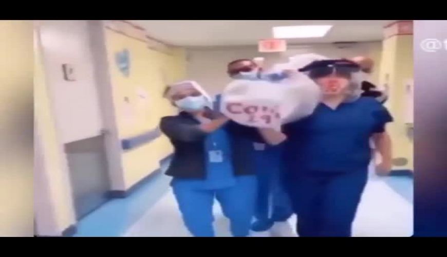 رقص با جسد یک بیمار مرده کرونایی در بیمارستان