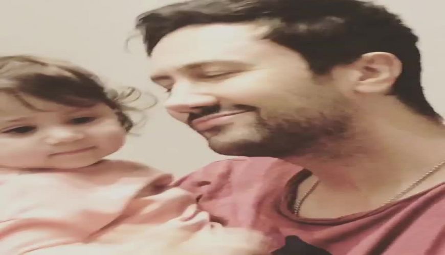 لحظات شاد شاهرخ استخری و دخترش نبات در قرنطینه