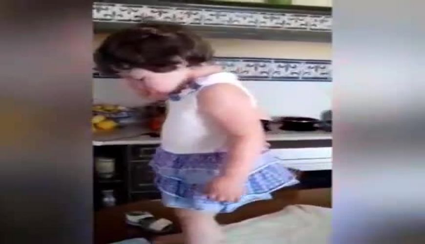 فیگور جالب و خنده دار این دختر وقتی دوربین را می بیند 