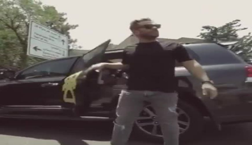 رضا گلزار سوار بر ماشین فوق لاکچری زیبا مثل همیشه 