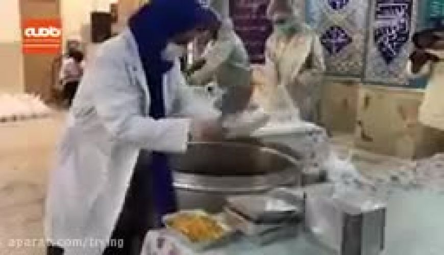 شبنم قلی خانی در حال پخش نذری در مسجد