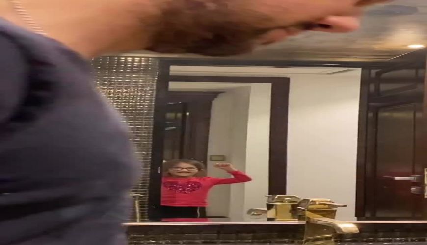 سلمونی در منزل شاهرخ استخری با کمک دخترش به دلیل قرنطینه